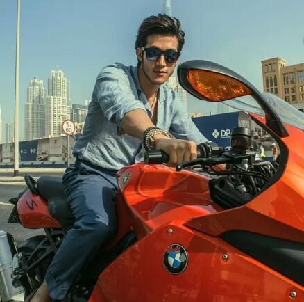 张艺兴开豪车,成龙坐摩托,论最嚣张的出行方式,我只服孙红雷