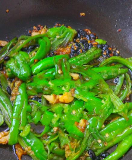 大家好,今天我们要带给大家的是香辣十足的豆豉辣椒的做法,我相信这道