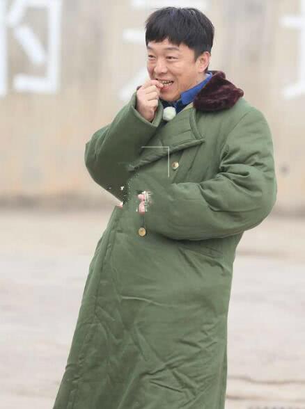 男人帮裹军大衣戴红花黄渤嗑瓜子接地气张艺兴像地主家傻儿子