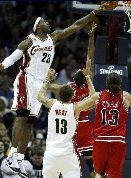 为何说看见詹姆斯在身后千万别上篮,看了他的追帽你就懂了