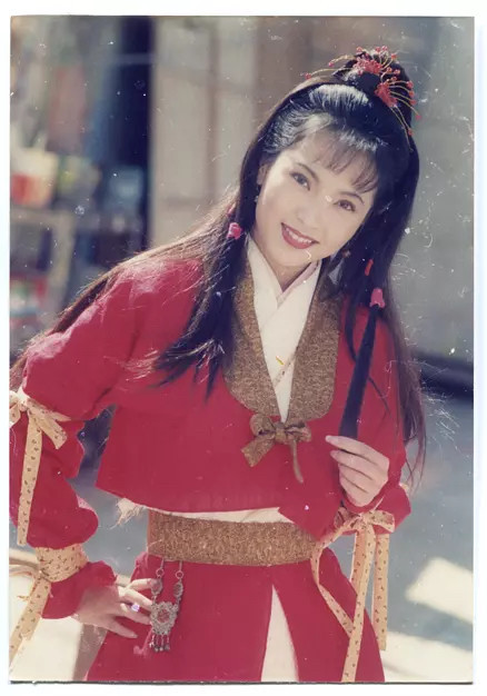 当红时隐退下嫁大11岁离异富商,丈夫入狱后夜夜笙歌,一晚勾两男