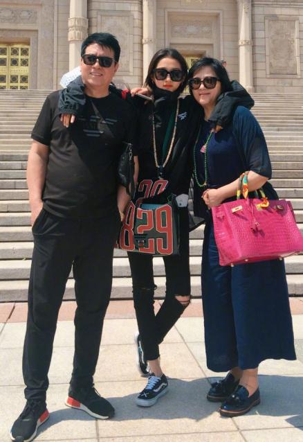 六小龄童是至交好友,爸爸关少曾也是一名优秀的演员,曾出演过《妻子的