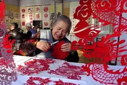 陕北人：那些婆姨们指尖上的艺术，彩纸上跃动的灵魂，你了解吗_新浪新闻
