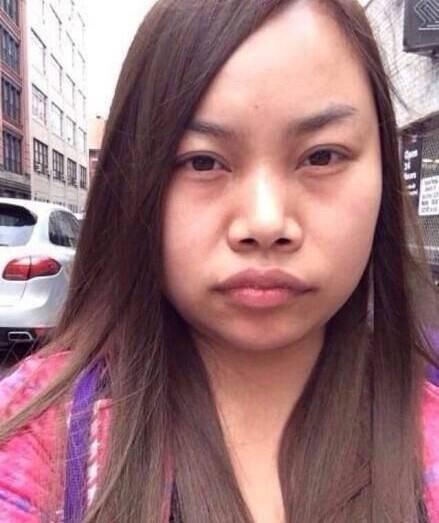 在视频里,该网友把凤姐p成一张正宗的"网红"脸,柳叶眉,杏核眼,樱桃