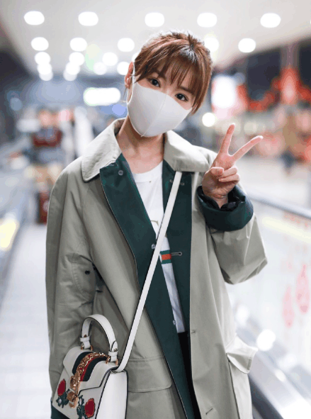 毛晓彤素颜现身机场被偶遇,网友:真人和照片中有差别