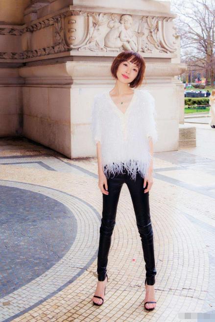 很是和谐,下穿黑色紧身皮裤,脚踩黑色一字带高跟鞋,秀出了纤细的脚踝