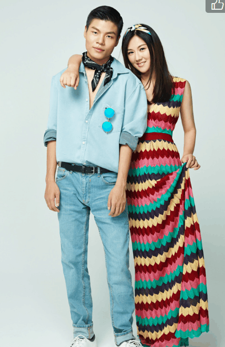 "你看看小苍这咸猪手,大哥的胸都被摸平了,难怪叫高地平,苍姐摸平了