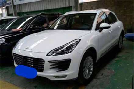 上图便是该款山寨保时捷的内饰,采用三幅式镂空方向盘设计,配