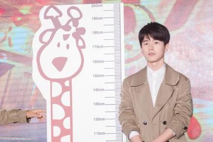 唐人街探案2主演齐聚刘昊然现场量身高你的票买好了吗