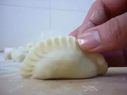 捏成月牙饺 用拇指和食指捏出花边