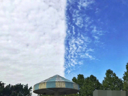 一半蓝天一半白云,太神奇