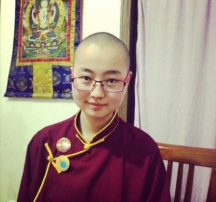 她是父母眼中的乖乖女因男友抛弃看破红尘选择出家当尼姑