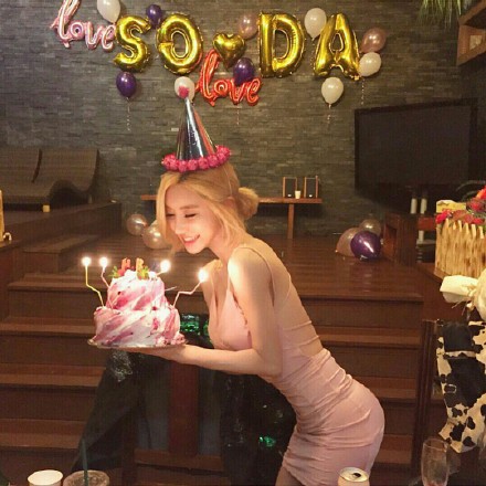 其实看soda的长相是比较网红的类型的,短发甜美可爱,五官精致,是韩国