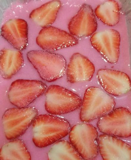 夏天到了教你怎样制作一道冰甜爽口的草莓牛奶布丁