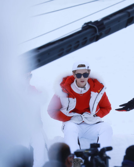 在奥地利阿尔卑斯山滑雪.身穿红白拼色的毛领羽绒服,十分帅气~帅气.