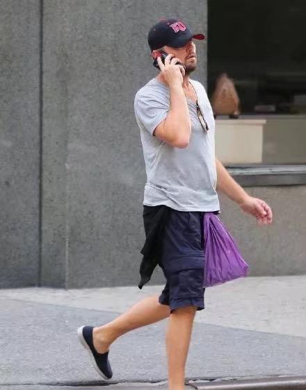 小李子,边走路,边通电话.