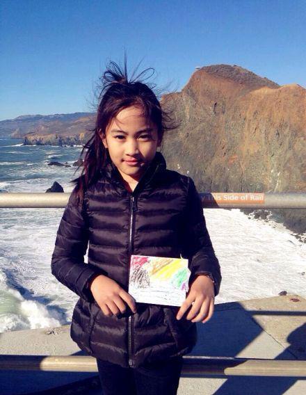 女儿景天瞳,聪明漂亮,小小年纪便能歌善舞,模仿能力极强.