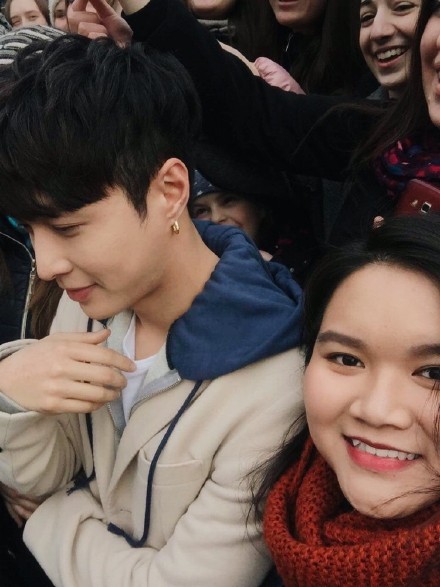 张艺兴再现注孤生合照,拍戏被众多粉丝簇拥张艺兴的表情亮了