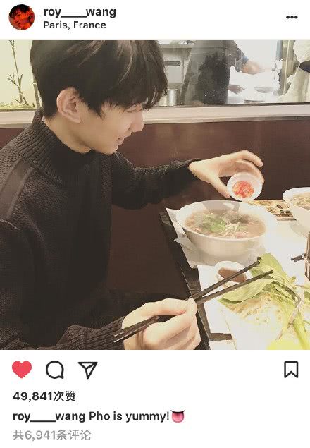 口味不一样,大家怕他难以适应,看到照片中的王源安静的坐在那里吃面