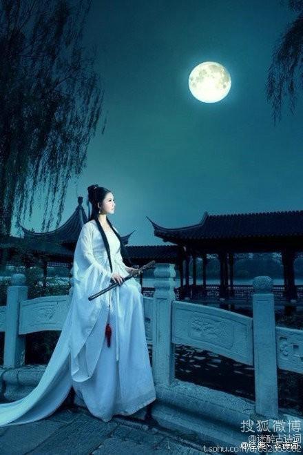 渲染和女子动作描写,以此表现女子误了青春的愁思与盼君归来的情态,生