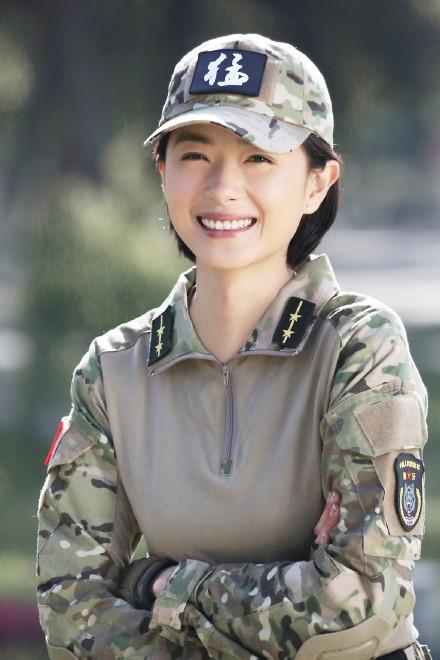 打开新浪新闻从白木喜到安然,再到蒋丹晨,一样是女军人,却在万茜的