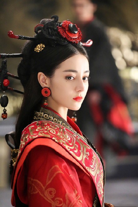 烈火如歌迪丽热巴造型又失败,还是现代风格更适合她!