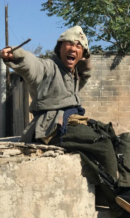 不知道啥,每个村都会有几个傻子,李家村的傻子却在方圆五十里颇有名气