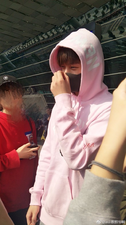 董力穿粉色卫衣口罩遮面现身机场阳光帅气面带微笑心情佳