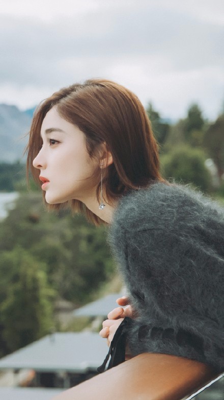 古力娜扎灰色毛衣搭配黑色短裤,慵懒迷人.