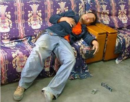 短短几月,他输光了家产,离婚后成了乞丐,直到上了直播