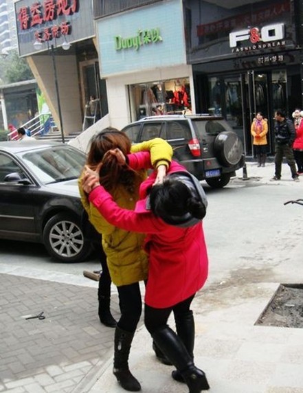 儿子满月我妈送一金鸡,小姑子来了一趟后,我打了婆婆两巴掌!