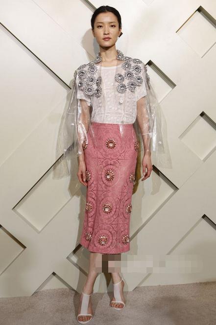 杜鹃现身国外街头被拍,素颜也能美这样,高级脸果然不是盖的!