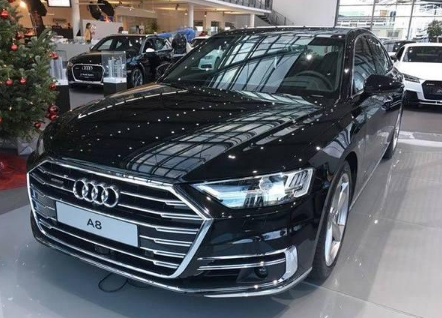 奥迪新车来了外观闪瞎眼车内全是屏看来连司机都不用了