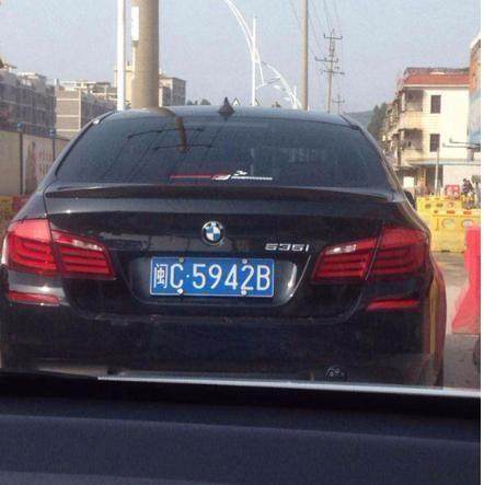 大家看这位车主摇到的是"浙jb35cm",车主拿着车牌坐在车里久久的看着