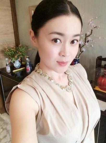 关晓娜的衣品比较偏向于成熟性感的风格,领藕色雪纺衫再搭配一条夸张