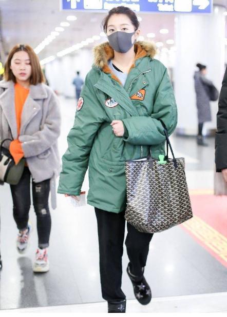 关晓彤机场街拍走路姿势像孕妇,包上的绿夹子