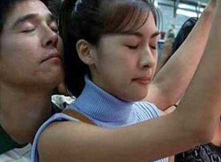 公交车上遇色狼,美女狠踹其要害,男子当场倒地不起