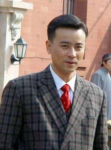 陈寿亭,和以往电视剧中男主角不一样的是,他不是天生高贵,而是从幼年