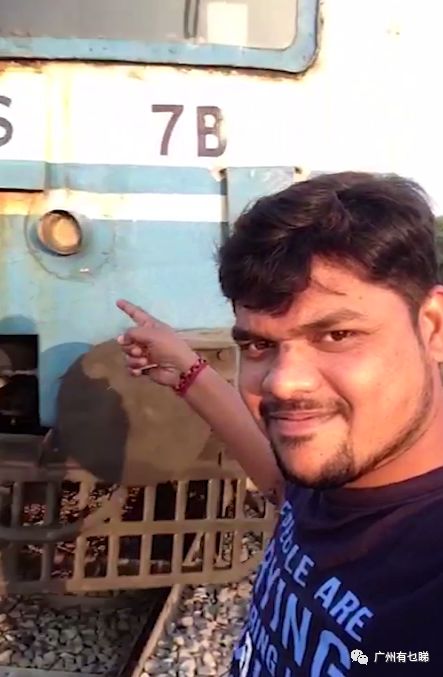 印度阿三铁路旁自拍被撞飞,到底为了什么?