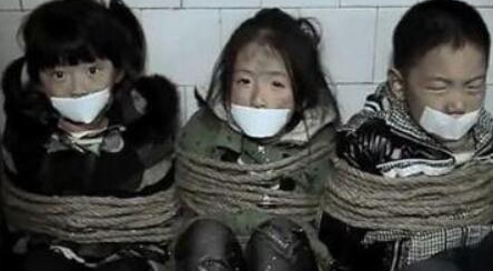 八张人贩子拐卖儿童图片，看到第三张就忍不住哭了!你们怎么看?