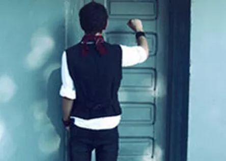 一姑娘晚上被陌生男子敲门6次!邻居的话让她惊出一身冷汗