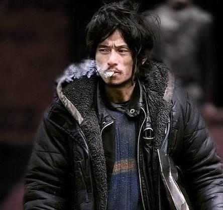 8年前的犀利哥如今现状被周立波说中!家人早借其名气住上小洋楼