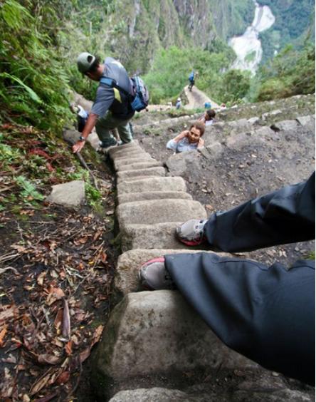 那些长年无人敢攀登的奇险山峰|山壁|石阶|石头_新浪新闻