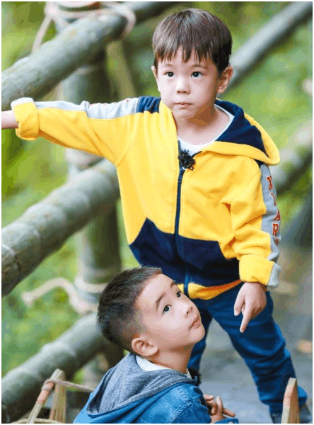 应采儿晒jasper嗯哼合照, 网友: 亲妈无疑, 把儿子照的这么黑