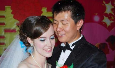外国姑娘嫁给中国男人,表示婚后幸福美满,非常开心