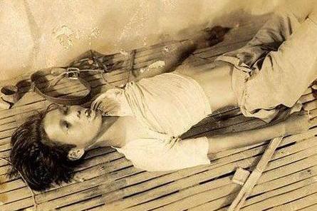 一天深夜日军卡车送来了一个年轻少女被当做了活人体