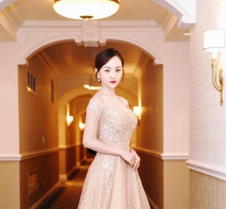 杨蓉穿裸色长裙美如画?那是你没看过赵丽颖