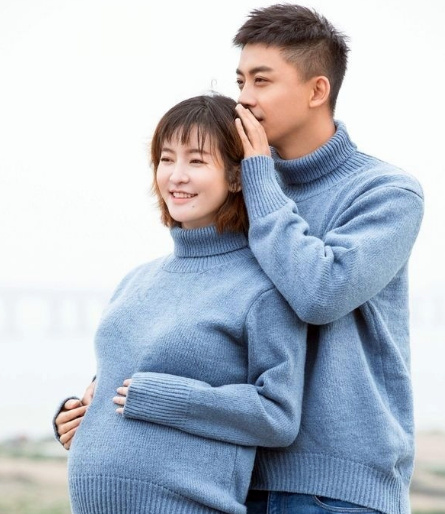 胎动如小鱼吐泡泡?李晟:没说会变成鲸鱼呀?网友:怀孕最真实的明星