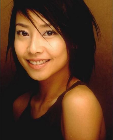 张茜,1974年出生与江苏,19岁参加歌唱比赛,荣获全国青年歌手"英皇金融