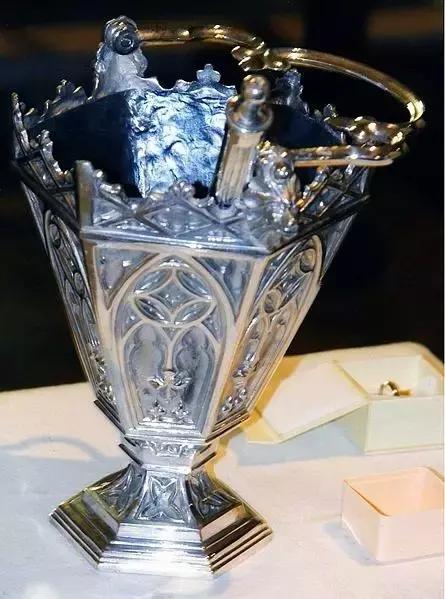 神父在弥撒中使用的各种圣器,是做什么用的?太涨知识了!